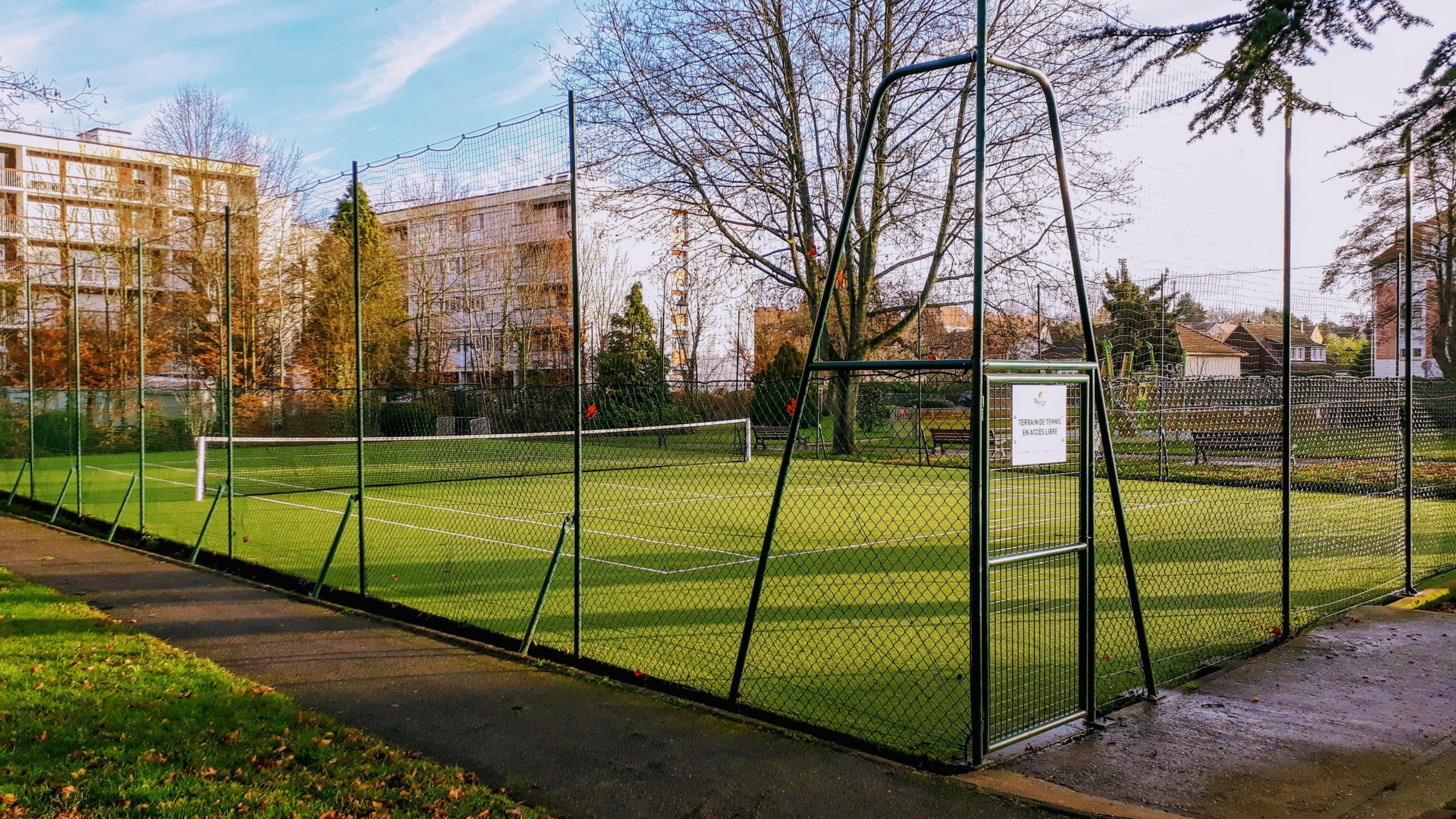 Terrain de tennis à l'intérieur du Parc de la Mairie de Plalsir