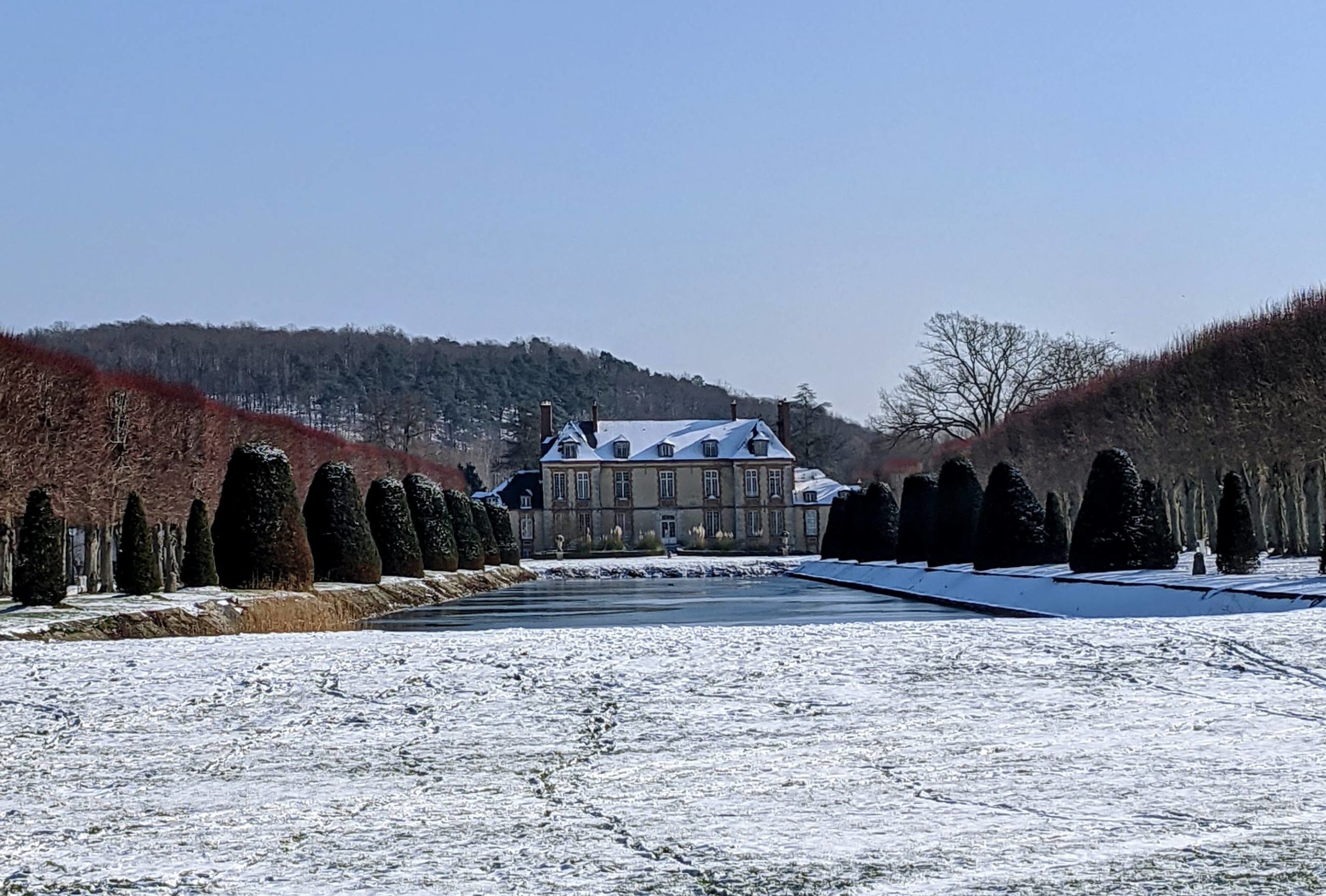 Château et bassin de la ville de Plaisir sous la neige