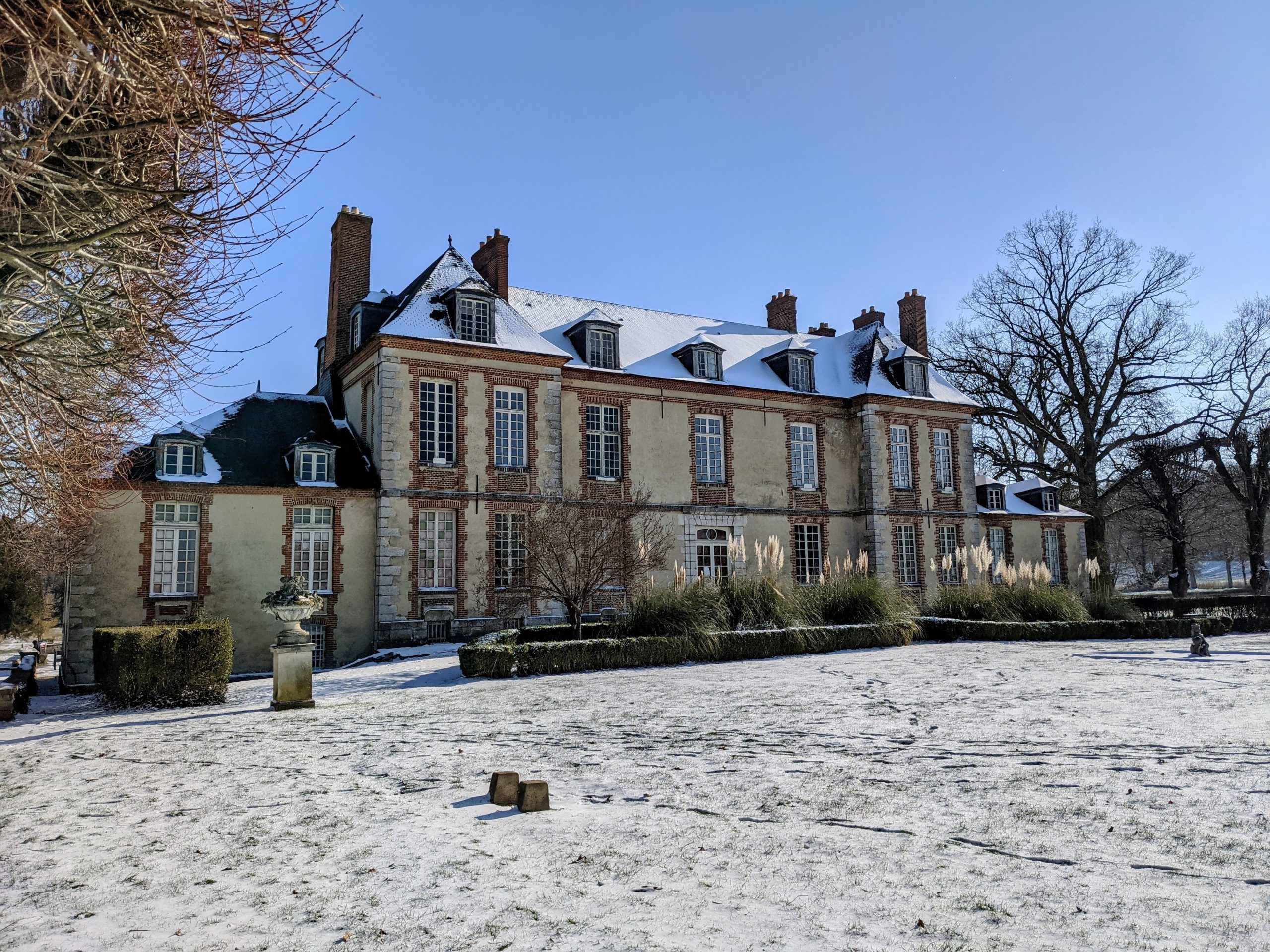 Château de la vile de Plaisir orné de neige